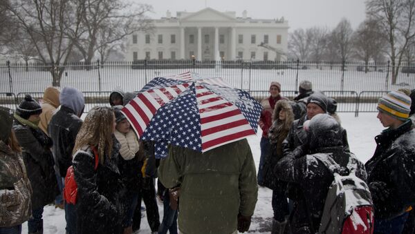 A light snow falls on a tour group outside the White House in Washington, Tuesday, Jan. 6, 2015, as temperatures hover around freezing - Sputnik Brasil