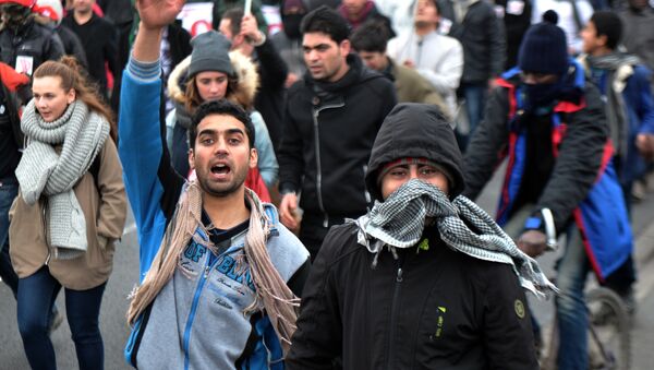 Migrants march on January 23, 2016 in the French port city of Calais, northern France, during a demonstration to support migrants who live in the 'jungle', an encampment made up of migrants who are mainly trying to reach Britain. - Sputnik Brasil
