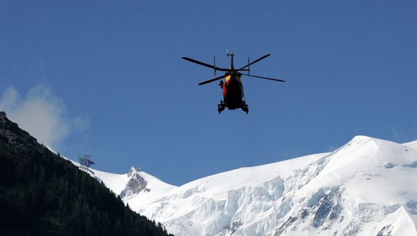 Helicóptero do serviço de emergências sobrevoa os Alpes franceses - Sputnik Brasil