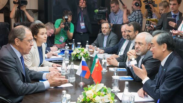 Chanceler russo Sergei Lavrov, o chanceler chinês Wang Yi e o chanceler iraniano Mohammad Javad Zarif durante a reunião trilateral da Conferência de Alto Nível de Segurança e Estabilidade na região de Organização de Cooperação para Segurança de Xangai - Sputnik Brasil