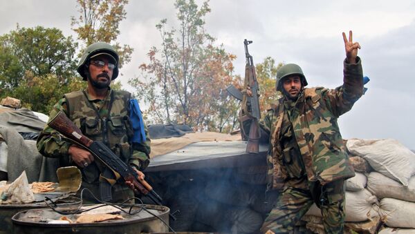 Combatentes da milícia armada síria depois de uma missão no norte de Latakia, Síria - Sputnik Brasil