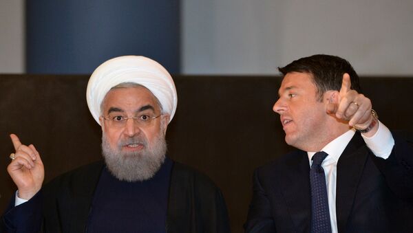 O presidente iraniano, Hassan Rohani (esquerda) e o primeiro-ministro italiano, Matteo Renzi (direita), em 25 de janeiro de 2015 - Sputnik Brasil