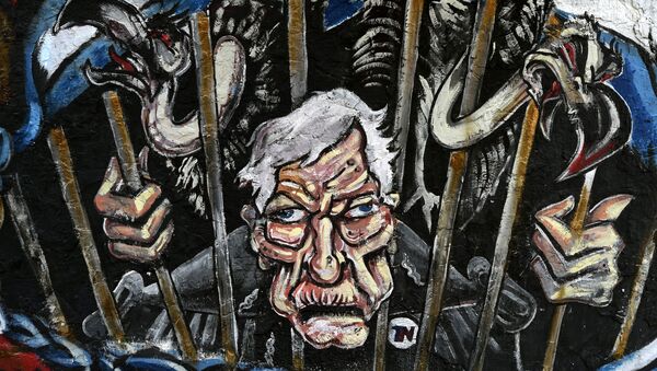 Grafite em muro de Buenos Aires caricaturando o Juiz Thomas Griesa, que julga a questão dos Fundos Abutres em Nova York - Sputnik Brasil