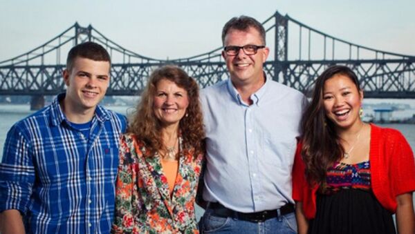 Kevin Garratt com sua esposa Julia e filhos (Peter e Hannah) - Sputnik Brasil