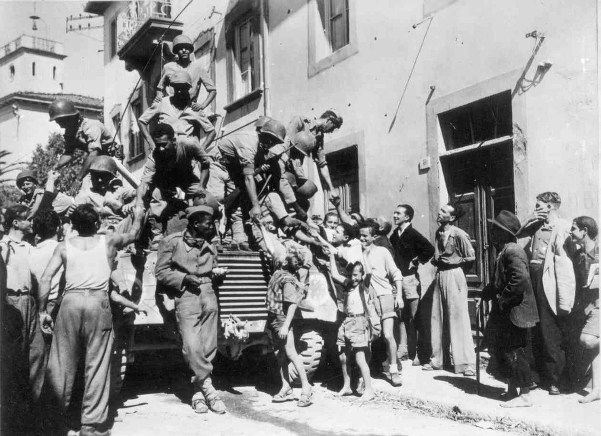 Soldados brasileiros cumprimentam civis italianos na cidade de Massarosa, setembro de 1944 - Sputnik Brasil, 1920, 09.05.2022