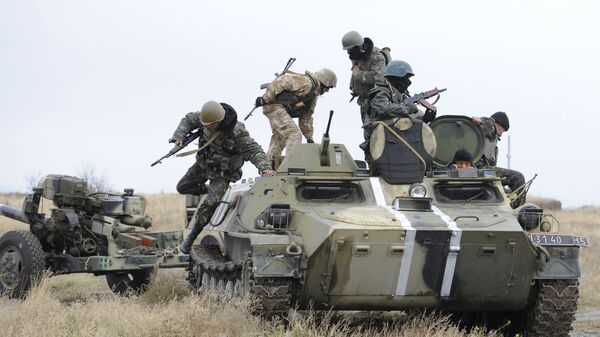 Soldados ucranianos sobre o veículo blindado no Leste da Ucrânia - Sputnik Brasil