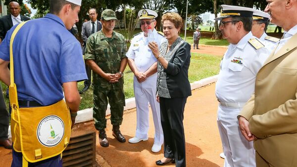 Dilma observa combate ao Aedes aegypti na Marinha - Sputnik Brasil