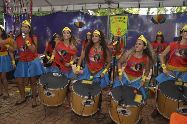 Grupo de Percussão, Maria Vaicasoutras, aquece os brasilienses para o carnaval. - Sputnik Brasil