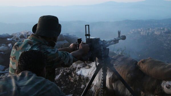 Um soldado do exército sírio ataca posições dos terroristas na província de Latakia (foto de arquivo) - Sputnik Brasil