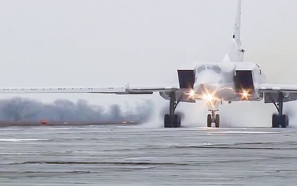 Um Tu-22M3 decola da base aérea de Hmeymim - Sputnik Brasil