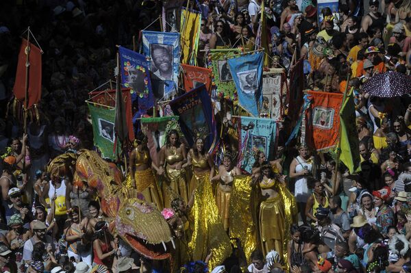 Foliões agitaram no domingo o bloco de rua Cordão do Boitatá, que celebra 20 anos, na Lapa, RJ - Sputnik Brasil