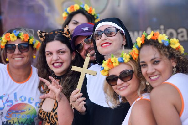 Foliões celebram carnaval de rua no domingo (31), em Brasília - Sputnik Brasil