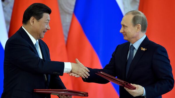O presidente chinês Xi Jinping e o presidente russo Vladimir Putin durante a cerimônia de assinatura de documentos em Kremlin, Moscou, 8 maio de 2015 - Sputnik Brasil