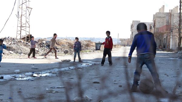 Crianças sírias em um subúrbio de Damasco - Sputnik Brasil