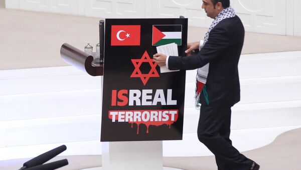 Deputado do Partido de Justiça e Desenvolvimento turco com um keffiyeh palestiniano, coloca o cartaz Isreal Terrorist no parlamento turco, 23 de julho de 2014 - Sputnik Brasil