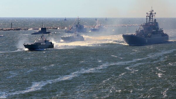 Navios da Marinha da Rússia durante o ensaio da parada militar em comemoração ao Dia da Marinha russa no canal de Baltiysk - Sputnik Brasil