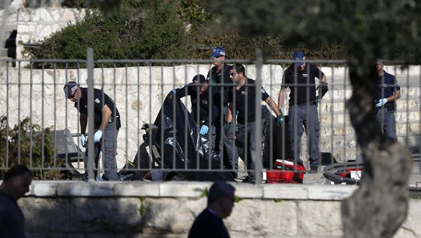 Israeli police officers investigate on the body of one of the reported Palestinian assailants killed during an attack at Damascus Gate, a main entrance to Jerusalem's Old City on February 3, 2016 - Sputnik Brasil