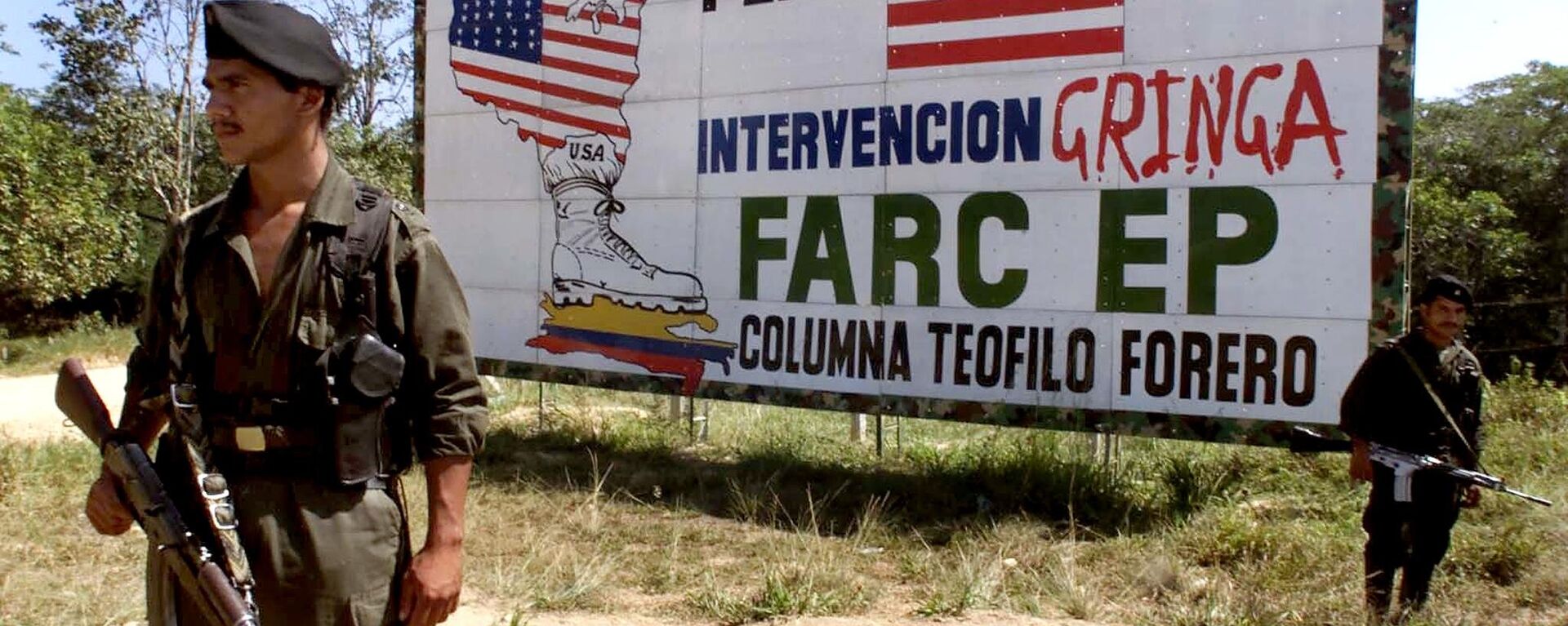 Guerrilha das FARC em frente a um cartaz criticando o Plano Colômbia - Sputnik Brasil, 1920, 23.11.2021