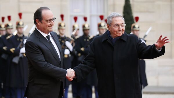 Presidente francês Francois Hollande recebe o chefe de Estado de Cuba, Raúl Castro - Sputnik Brasil
