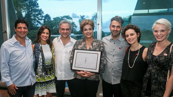 Presidenta Dilma Rousseff e o cineasta Alê Abreu posam para foto com equipe do filme O Menino e o Mundo - Sputnik Brasil
