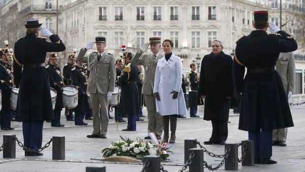 Cuba's President Raul Castro (R) and French Minister for Ecology, Sustainable Development and Energy Segolene Royal (2ndR) attend a ceremony at the Tomb of the Unknown Soldier at the Arc de Triomphe in Paris, France, February 1, 2016 - Sputnik Brasil