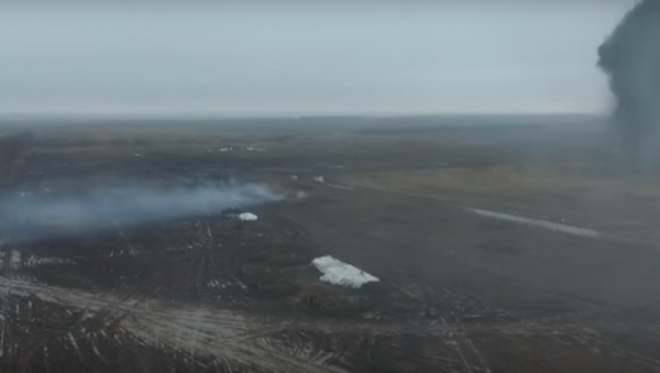 Preparado para a defesa: drone filma exercícios militares em Donbass - Sputnik Brasil