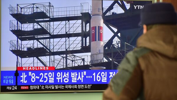 Um homem vê uma reportagem sobre o lançamento do foguete planejado na Coreia do Norte; a televisão mostra imagens de arquivo do foguete da Coreia do Norte Unha-3 que foi lançado em 2012, na estação ferroviária em Seul, em 03 de fevereiro de 2016 - Sputnik Brasil