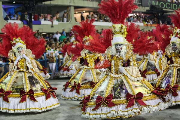 O show de cores da Unidos de Padre Miguel, da Série A do Carnaval Carioca, na Marquês de Sapucaí, em 6 de fevereiro de 2016 - Sputnik Brasil