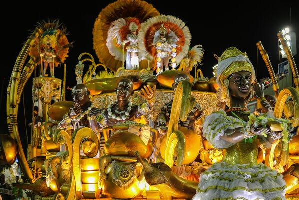Carro alegórico do Império Serrano, da Série A do Carnaval Carioca, na Marquês de Sapucaí, em 6 de fevereiro de 2016 - Sputnik Brasil