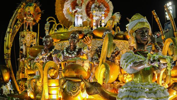 Carro alegórico do Império Serrano, da Série A do Carnaval Carioca, na Marquês de Sapucaí, em 6 de fevereiro de 2016 - Sputnik Brasil