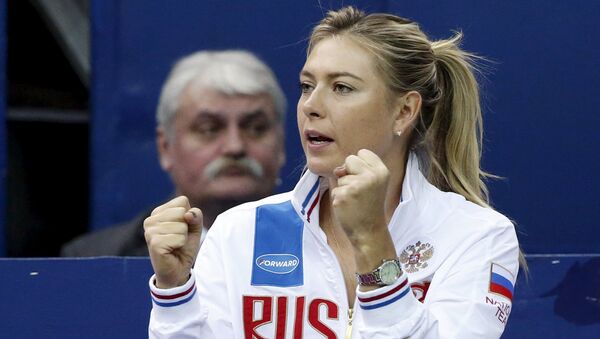 Maria Sharapova torce na Fed Cup durante o jogo entre Svetlana Kuznetsova e Kiki Bertens, em Moscou, 7 de fevereiro de 2016 - Sputnik Brasil