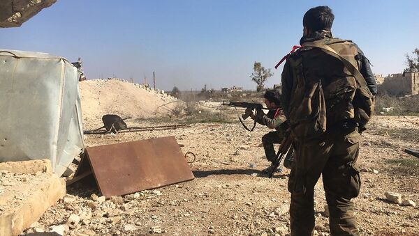 Exército sírio durante a ofensiva perto de povoação Osman na província de Daraa, janeiro de 2016 - Sputnik Brasil