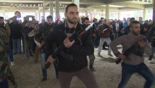 Os militares do exército sírio treinam os voluntários a usar armas de fogo em um centro especial na província de Latakia, Síria. - Sputnik Brasil