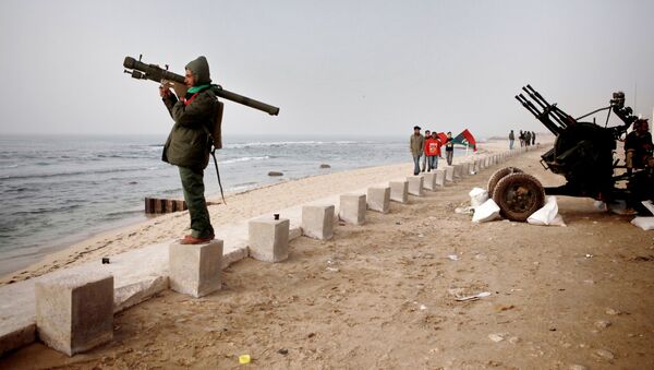 Um militante das forças de autodefesa da Líbia olha o mar Mediterrâneo desde o litoral de Benghazi (2011, foto de arquivo) - Sputnik Brasil