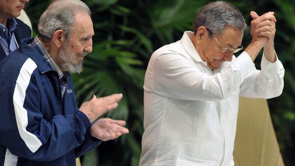 Fidel (esquerda) e Raúl Castro durante uma sessão do Partido Comunista de Cuba em 19 de abril de 2011 (foto de arquivo) - Sputnik Brasil