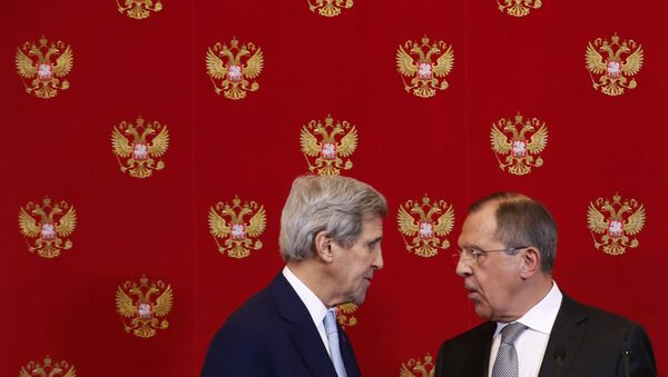 John Kerry, Secretário de Estado norte-americano, e Sergei Lavrov, ministro das Relações Exteriores russo, durante a conferência de imprensa em Kremlin, Moscou, 15 de dezembro de 2016 - Sputnik Brasil