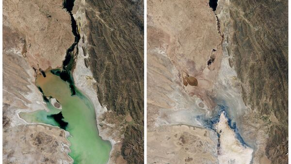 Imagens do Observatório da Terra da NASA mostram o Lago Poopó cheio de água em 12 de abril de 2013 (esquerda) e quase seco em 15 de janeiro de 2016 (direita). - Sputnik Brasil