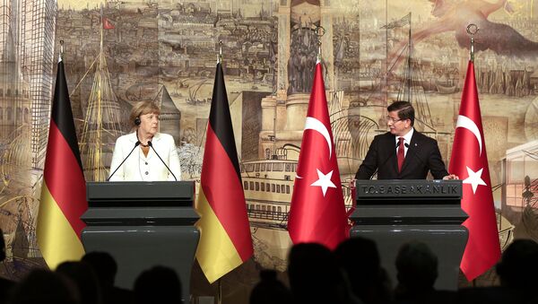 Ahmet Davutoglu, primeiro-ministro da Turquia, e Angela Merkel, chanceler da Alemanha, em Istambul (18 de outubro de 2015) - Sputnik Brasil