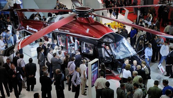 Visitantes cercam o helicóptero russo Ka-62 na exibição internacional HeliRussia 2012 nos arredores de Moscou, Rússia - Sputnik Brasil