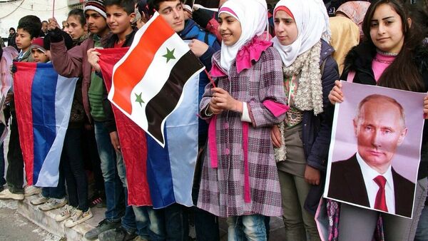 Jovens sírios fazem fila na cidade de Kessab para obter ajuda humanitária russa - Sputnik Brasil