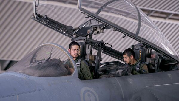 Pilotos sauditas a bordo de caça integrante da coalizão liderada pelos EUA contra o Daesh (foto de arquivo) - Sputnik Brasil