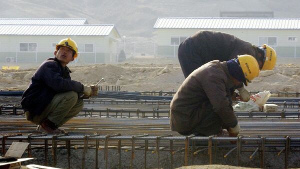 Trabalhadores norte-coreanos constroem uma fábrica no Complexo Industrial de Kaesong, ao norte da fronteira coreana, a Coreia do Norte (foto de arquivo) - Sputnik Brasil