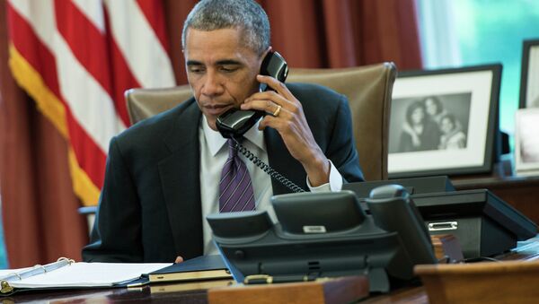 O presidente dos EUA, Barack Obama, fala ao telefone na Casa Branca - Sputnik Brasil