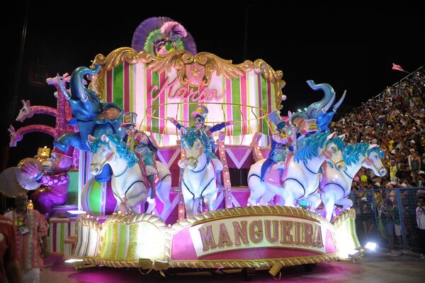 Mangueira, campeã do carnaval carioca, toma a Sapucaí no Desfile das Campeãs - Sputnik Brasil