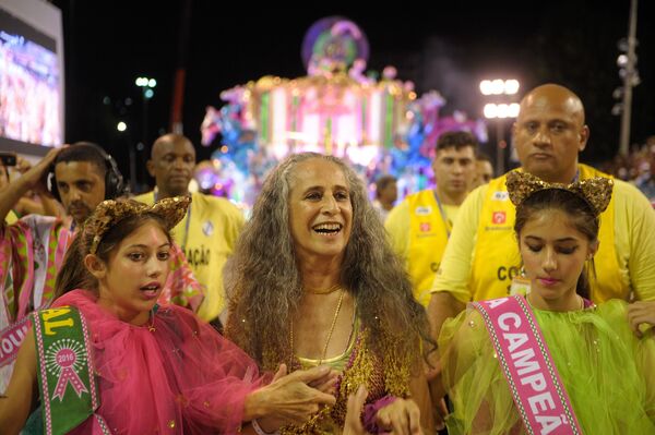 Maria Bethânia desfila com a Mangueira, campeã do carnaval carioca - Sputnik Brasil