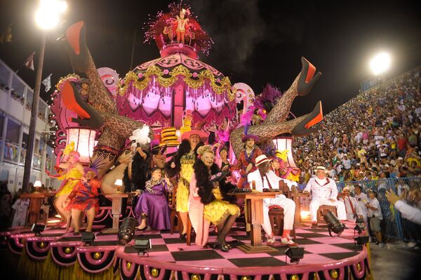 Carros alegóricos e fantasias são especialidades do carnaval carioca - Sputnik Brasil