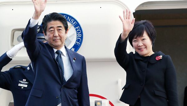 Primeiro-ministro japonês Shinzo Abe e a sua esposa Akie Abe no aeroporto de Tóquio, Japão, 18 de novembro de 2015 - Sputnik Brasil