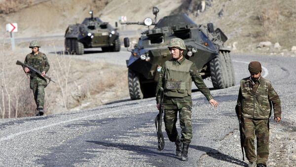 Turkish soldiers patrol a road near the Turkey-Iraq border in the mainly Kurdish southeastern province of Sirnak (File) - Sputnik Brasil