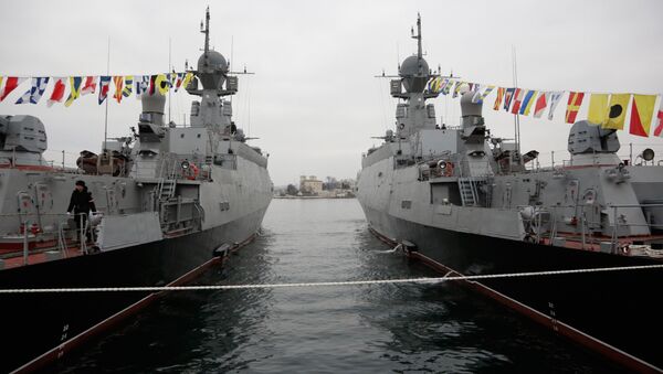 Fragatas ‘Zelyoniy Dol’ (esquerda) e ‘Serpukhov’, da Frota Russa do Mar Negro, baseada em Sebastopol - Sputnik Brasil