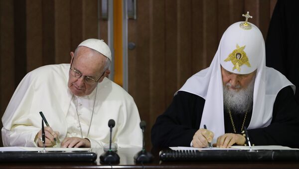 Papa Francisco e Patriarca Kirill assinando declaração conjunta em Havana. - Sputnik Brasil